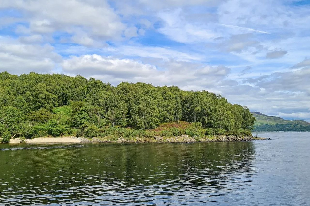 Coming round the headland in the more southerly end of the Loch Lomond Islands